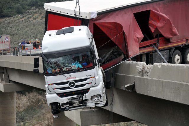  Tır, Viyadükte Asılı Kaldı 